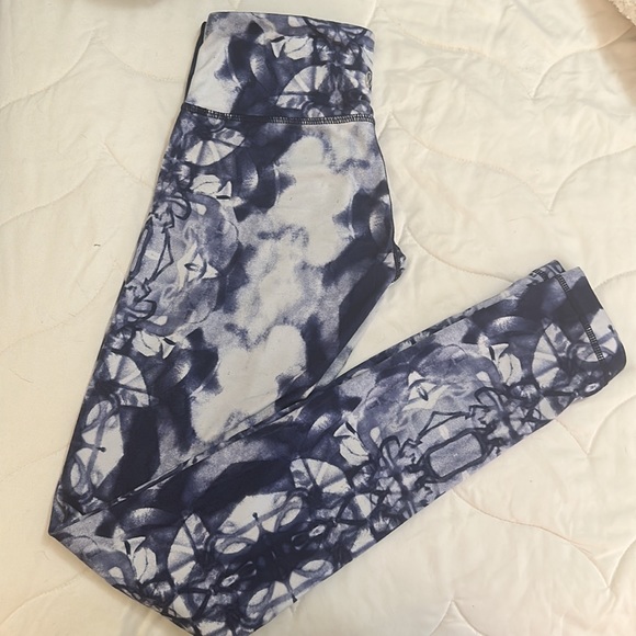 Water tie dye Lululemon leggings - Picture 2 of 4